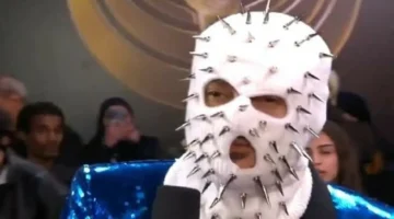 بإطلالة غريبة.. رامز جلال يظهر بقناع المسامير في حفل Joy Awards بالعاصمة الرياض